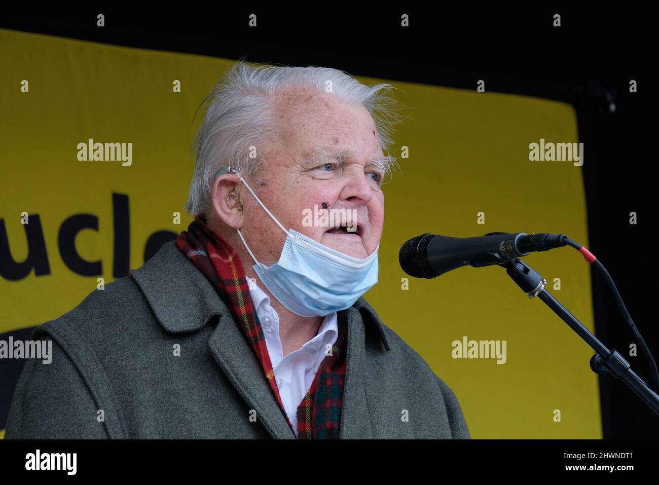 Londres, Royaume-Uni, 6th mars 2022. Bruce Kent, fondateur de la campagne pour le désarmement nucléaire (CND), s'adresse aux centaines de personnes rassemblées dans un rassemblement anti-guerre appelant à la fin du conflit en Ukraine, par le biais de négociations de paix. L'événement a été organisé par Stop the War Coalition. Crédit : onzième heure Photographie/Alamy Live News Banque D'Images