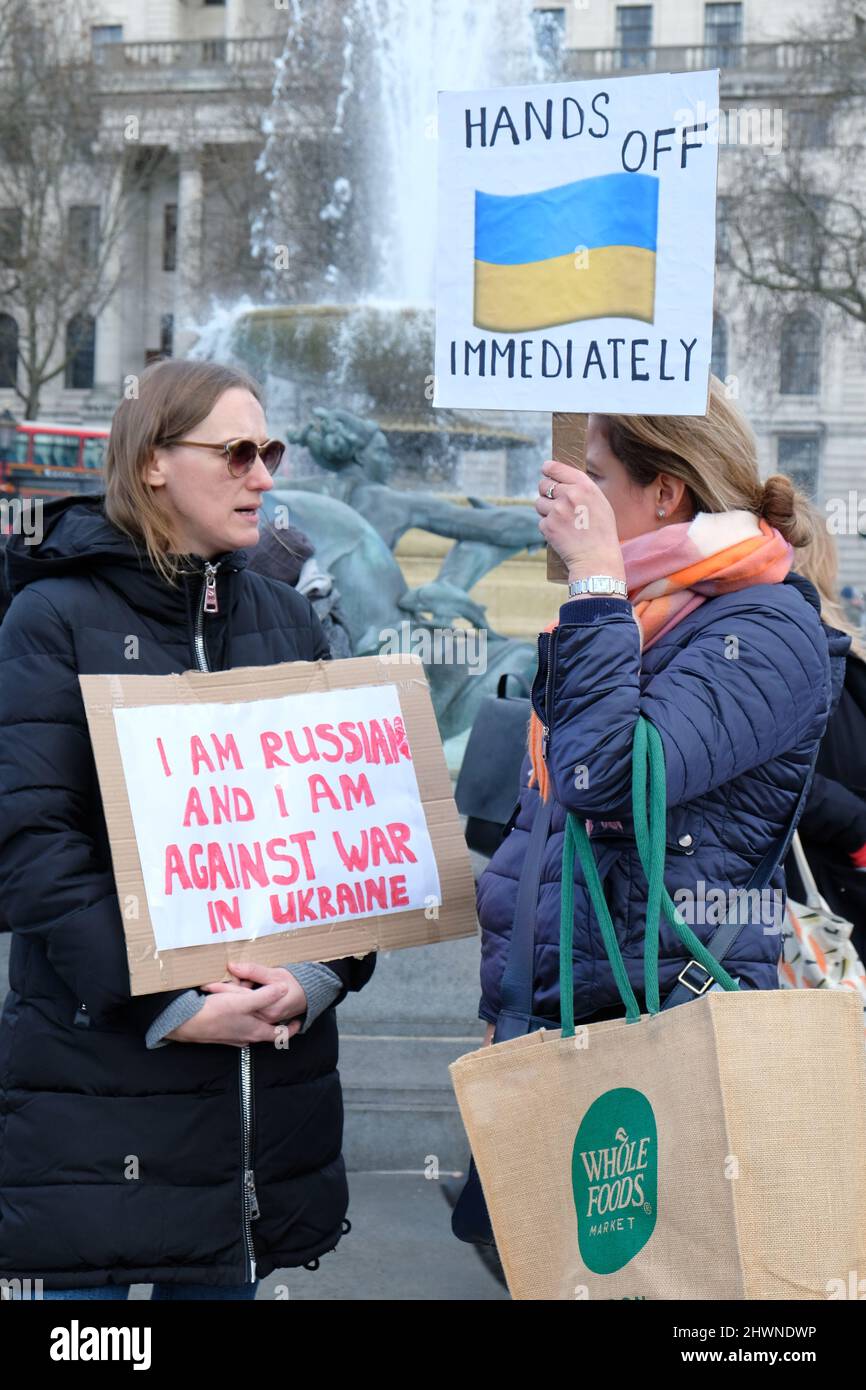 Londres, Royaume-Uni, 6th mars 2022. Des centaines de personnes se sont rassemblées dans une marche anti-guerre appelant à la fin du conflit en Ukraine, par le biais de négociations de paix. L'événement a été organisé par Stop the War Coalition. Crédit : onzième heure Photographie/Alamy Live News Banque D'Images