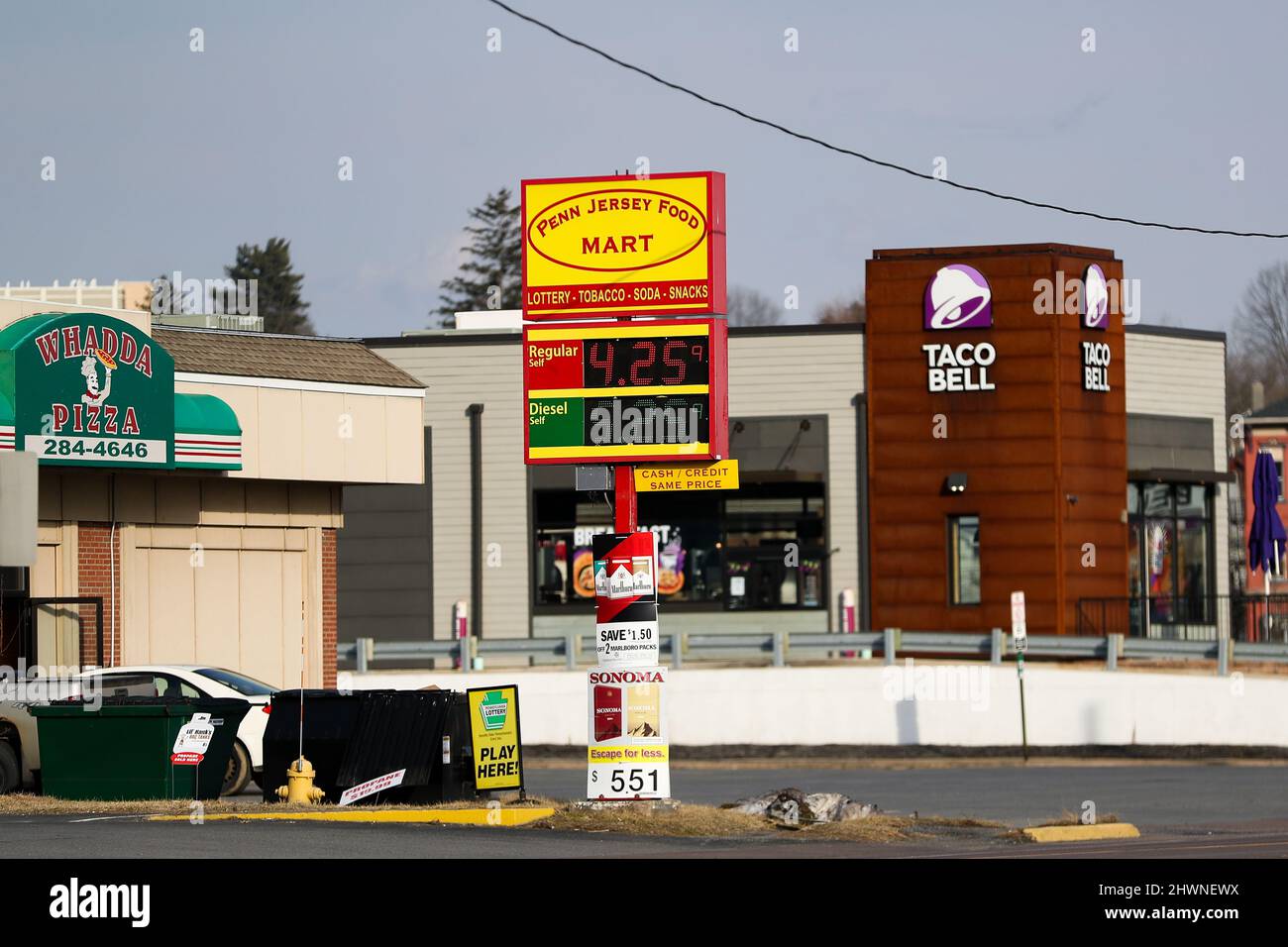 Les prix de l'essence et du carburant diesel sont exposés à une station de  Penn Jersey Food Mart à Danville, en Pennsylvanie, le dimanche 6 mars 2022.  Selon l'AAA, le prix moyen