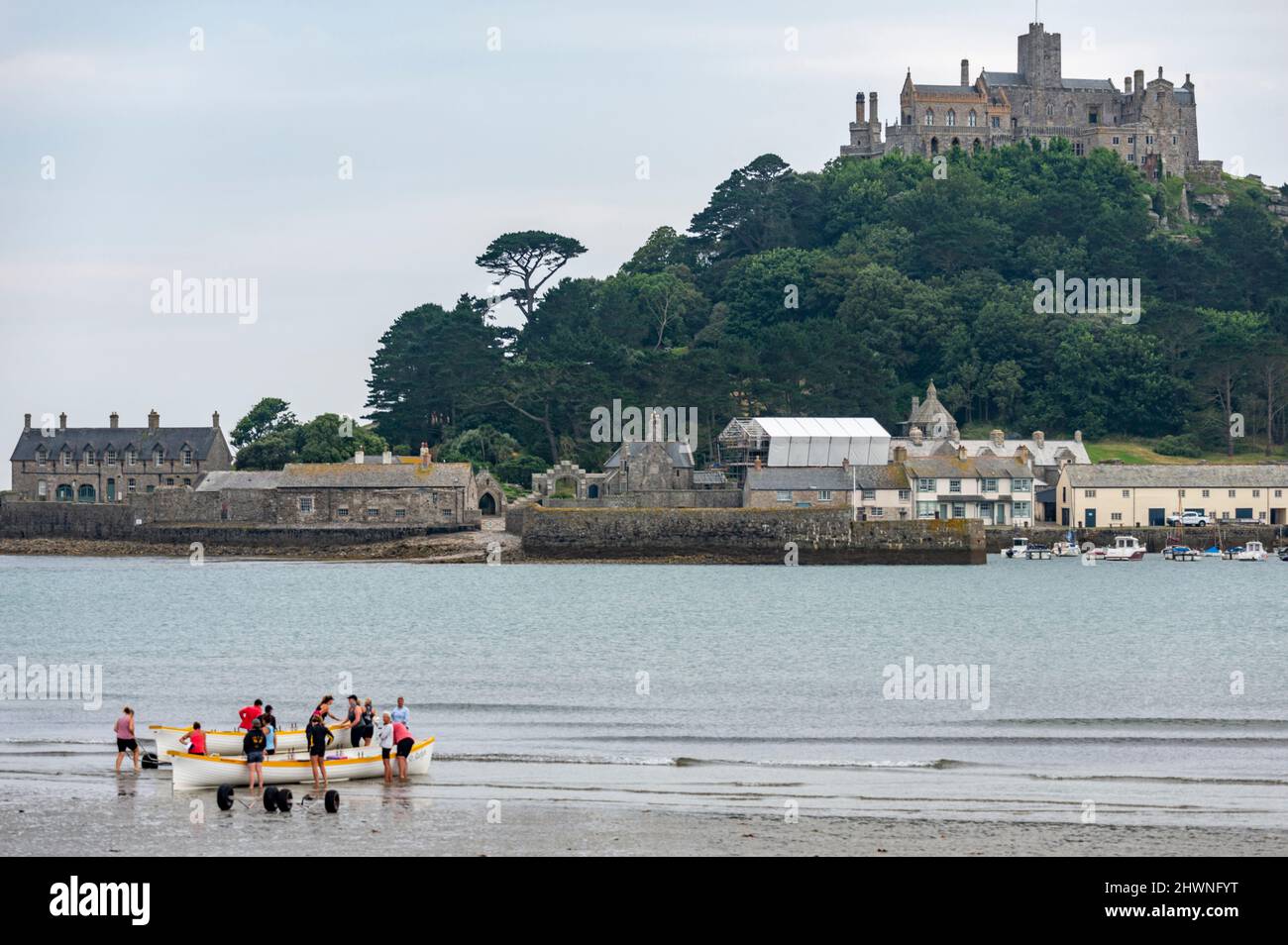 Saint Michael's Mount, Cornwall, Angleterre, Royaume-Uni-juillet 24 2021 : les membres féminins du Mount's Bay Pilot Gig Club se préparent à l'aviron autour du mont Saint Michael's, d Banque D'Images