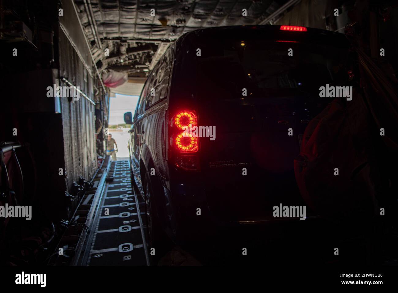 Un monospace du gouvernement des États-Unis est chargé à partir d'un avion Hercules C-130 de la Garde nationale de l'Air du Nevada lors d'une mission d'entraînement à la station aérienne du corps des Marines Kaneohe Bay, Hawaii, le 2 mars 2022. Divers membres de la Garde du Nevada des forces de sécurité, de la logistique, de l'entretien et des opérations ont participé à l'exercice qui a été conçu pour employer le concept agile d'emploi de combat. (É.-U. Photo de la Garde nationale aérienne par le principal Airman Thomas Cox) Banque D'Images
