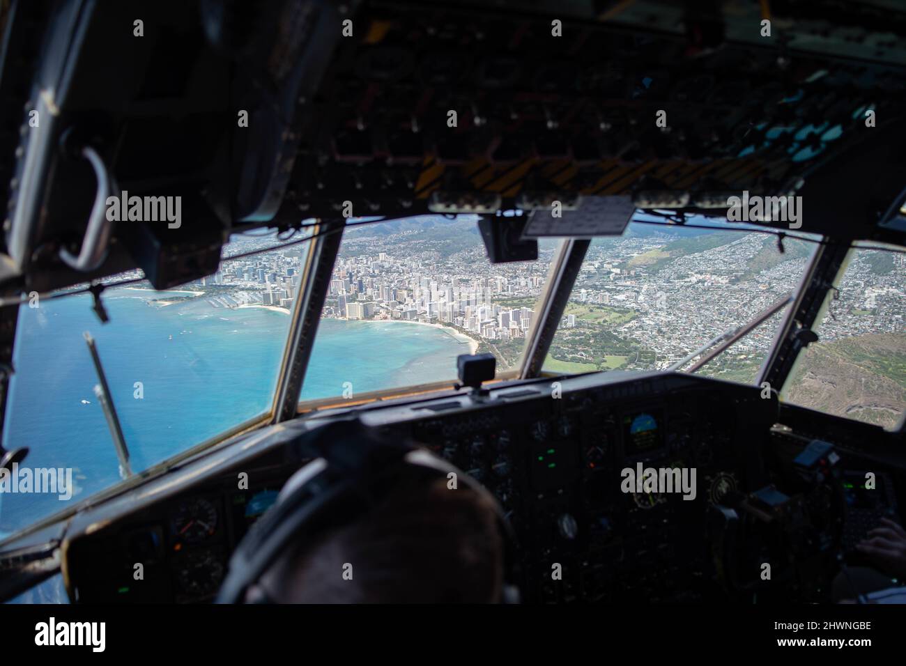 Un avion C-130 Hercules de la Garde nationale aérienne du Nevada survole le centre-ville d'Honolulu, à Hawaï, au cours d'un exercice d'entraînement, le 2 mars 2022. La Garde nationale aérienne du Nevada se spécialise dans la fourniture de télétransport tactique et de livraison aérienne à divers endroits dans le monde, au besoin. (É.-U. Photo de la Garde nationale aérienne par le principal Airman Thomas Cox) Banque D'Images