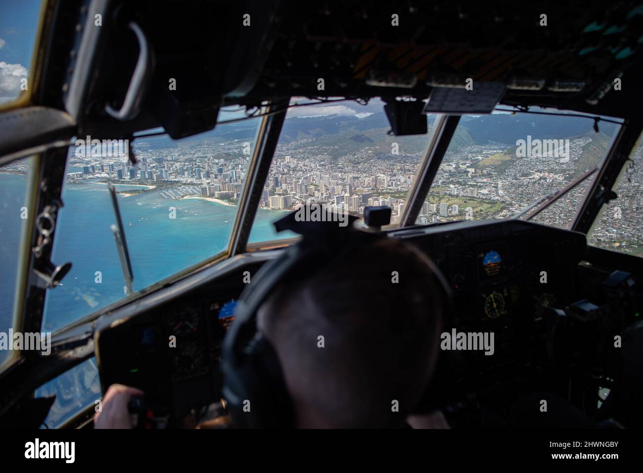 Un avion C-130 Hercules de la Garde nationale aérienne du Nevada survole le centre-ville d'Honolulu, à Hawaï, au cours d'un exercice d'entraînement, le 2 mars 2022. La Garde nationale aérienne du Nevada se spécialise dans la fourniture de télétransport tactique et de livraison aérienne à divers endroits dans le monde, au besoin. (É.-U. Photo de la Garde nationale aérienne par le principal Airman Thomas Cox) Banque D'Images