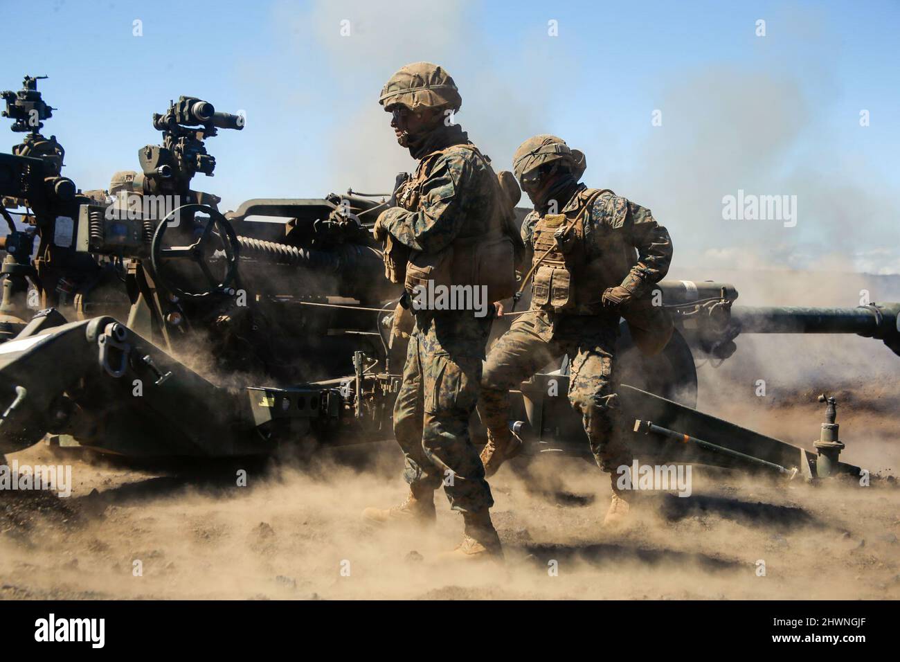 Marines des États-Unis avec 1st Bataillon, 12th Marines, 3D Marine Division feu un Howitzer M777 A2 pendant Spartan Fury 22,1 dans la zone d'entraînement de Pohakuloa, Hawaii, le 4 mars 2022. Spartan Fury est un exercice d'entraînement au niveau du bataillon conçu pour affiner les communications à long terme par l'intégration des ressources navales, le traitement des missions du bataillon aux sections de tir et le forage de 21st siècles. (É.-U. Photo du corps marin par le sergent d'état-major. Olivia G. Knapp) Banque D'Images