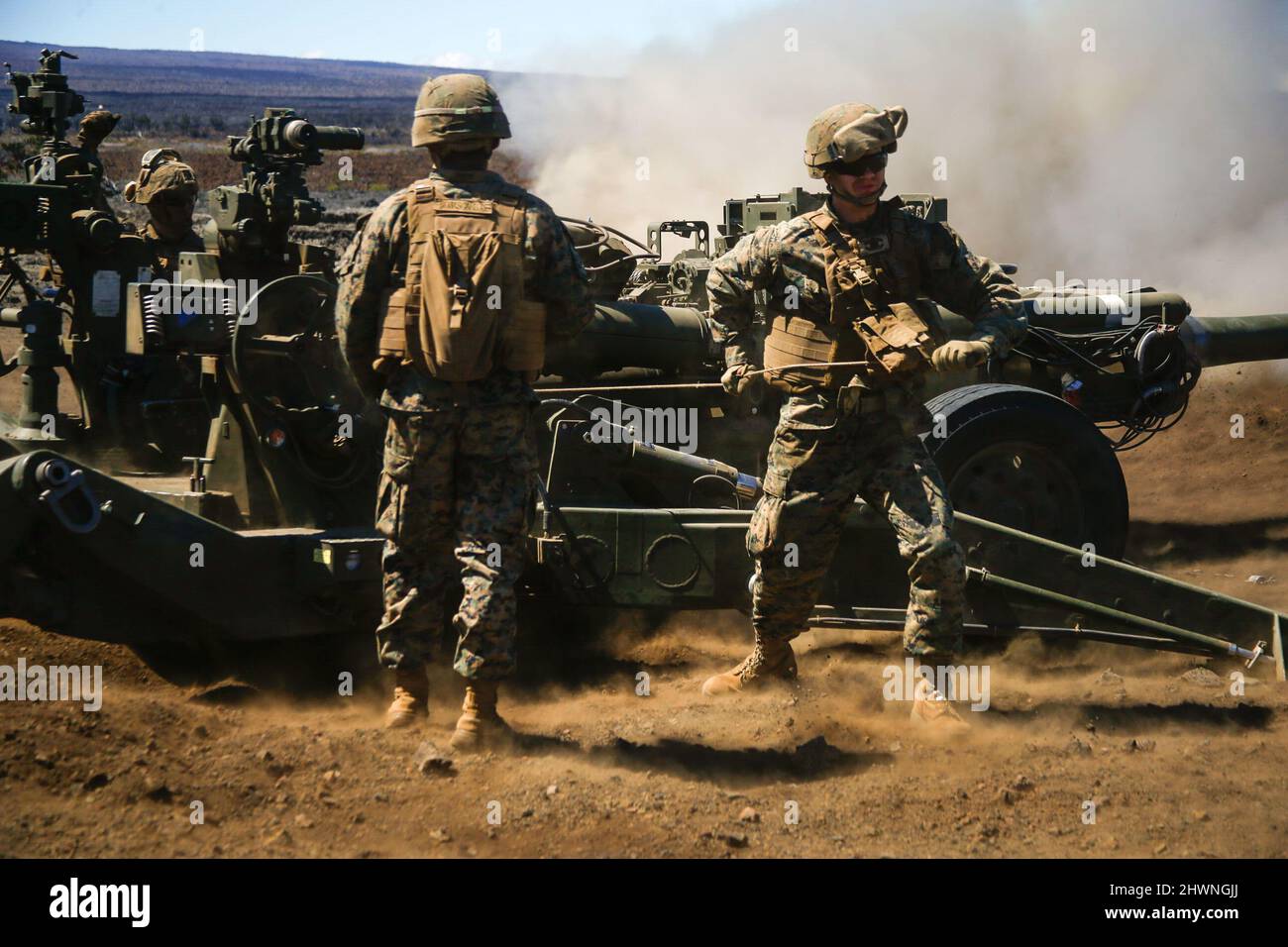 Marines des États-Unis avec 1st Bataillon, 12th Marines, 3D Marine Division feu un Howitzer M777 A2 pendant Spartan Fury 22,1 dans la zone d'entraînement de Pohakuloa, Hawaii, le 4 mars 2022. Spartan Fury est un exercice d'entraînement au niveau du bataillon conçu pour affiner les communications à long terme par l'intégration des ressources navales, le traitement des missions du bataillon aux sections de tir et le forage de 21st siècles. (É.-U. Photo du corps marin par le sergent d'état-major. Olivia G. Knapp) Banque D'Images