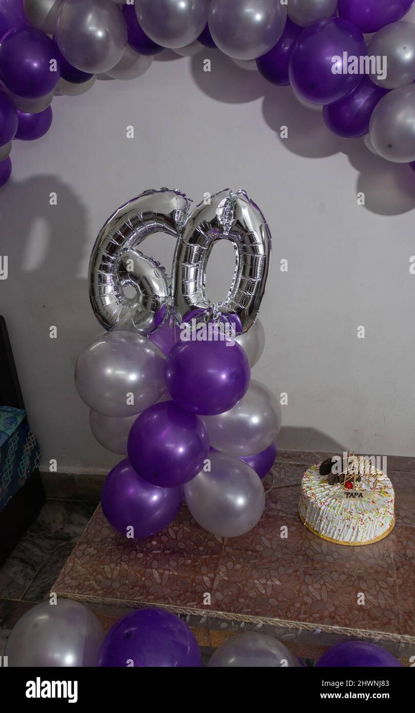 60th décorations d'anniversaire avec ballons colorés et gâteaux blancs de différents angles Banque D'Images