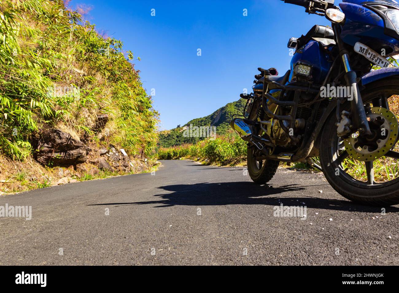 route tamac de montagne isolée avec moto et ciel bleu vif au matin image est prise à meghalaya inde. Banque D'Images