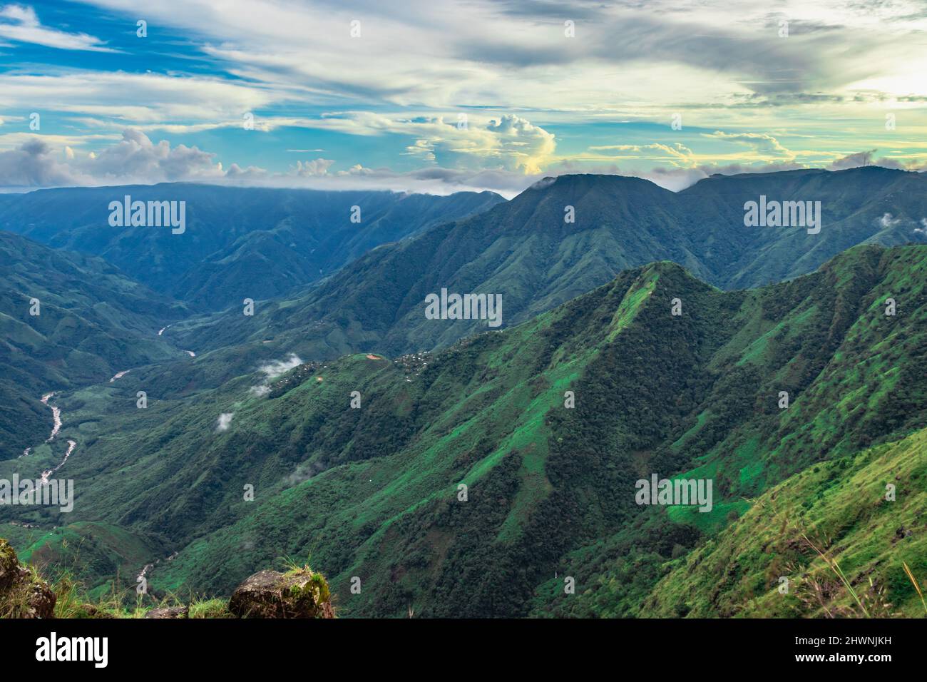 vallée de montagne couverte de forêts vertes et ciel bleu vif le matin, l'image est prise au sommet de latilum shillong meghalaya inde. Banque D'Images