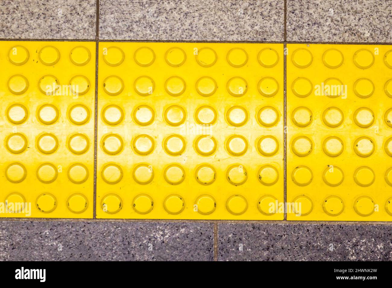 Bloc de guidage jaune, motif de plancher en briques Banque D'Images