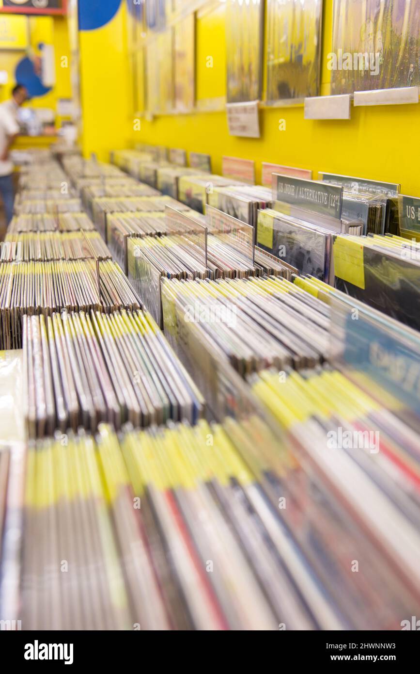 À l'intérieur d'un magasin de disques, des albums en vinyle sont exposés. Banque D'Images