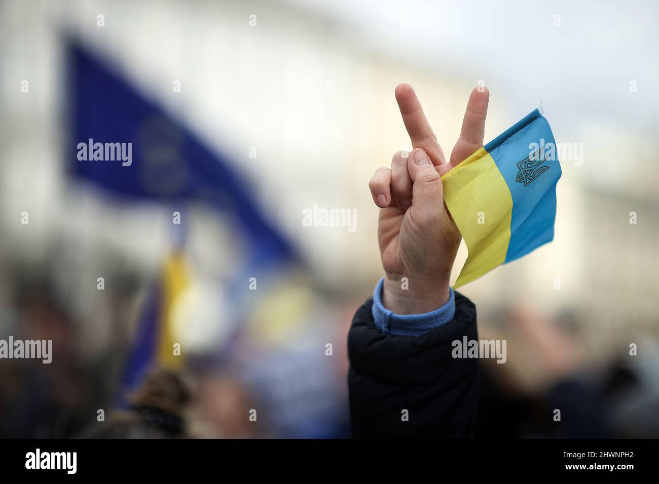 Cracovie, Pologne. 27th févr. 2022. Main tenant le drapeau ukrainien vu pendant le rassemblement.depuis le début de l'agression de la Russie en février, les gens du monde entier se sont Unis pour montrer leur soutien à l'Ukraine. A Cracovie, entre autres manifestations, a eu lieu une chaîne de solidarité appelée 'Stand with Ukraine' (Credit image: © Vito Corleone/SOPA Images via ZUMA Press Wire) Banque D'Images