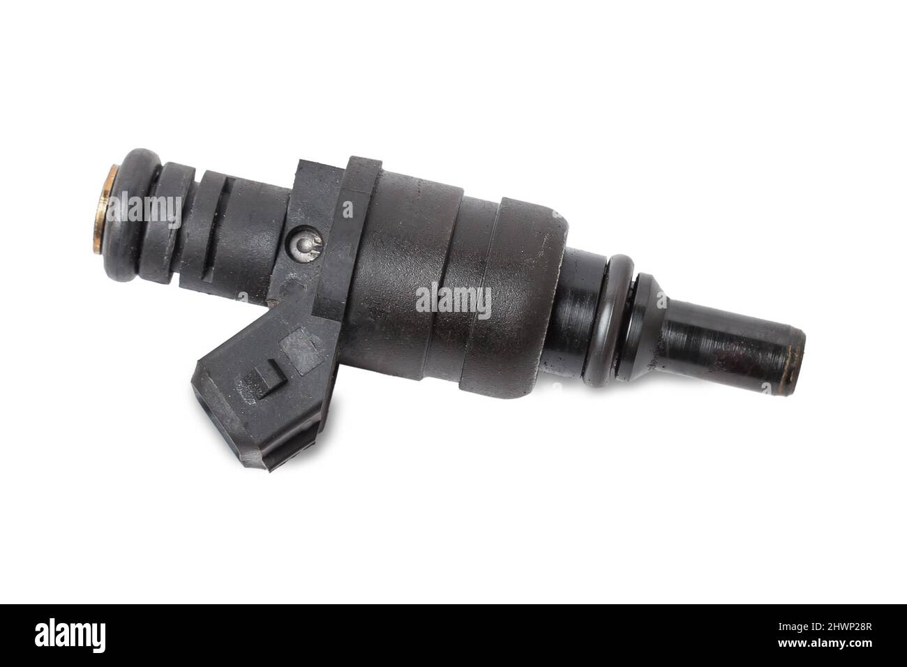 Gros plan sur un injecteur de carburant de voiture pour fournir de l'essence au moteur-cylindre sur un fond blanc isolé. Catalogue des pièces de rechange. Banque D'Images