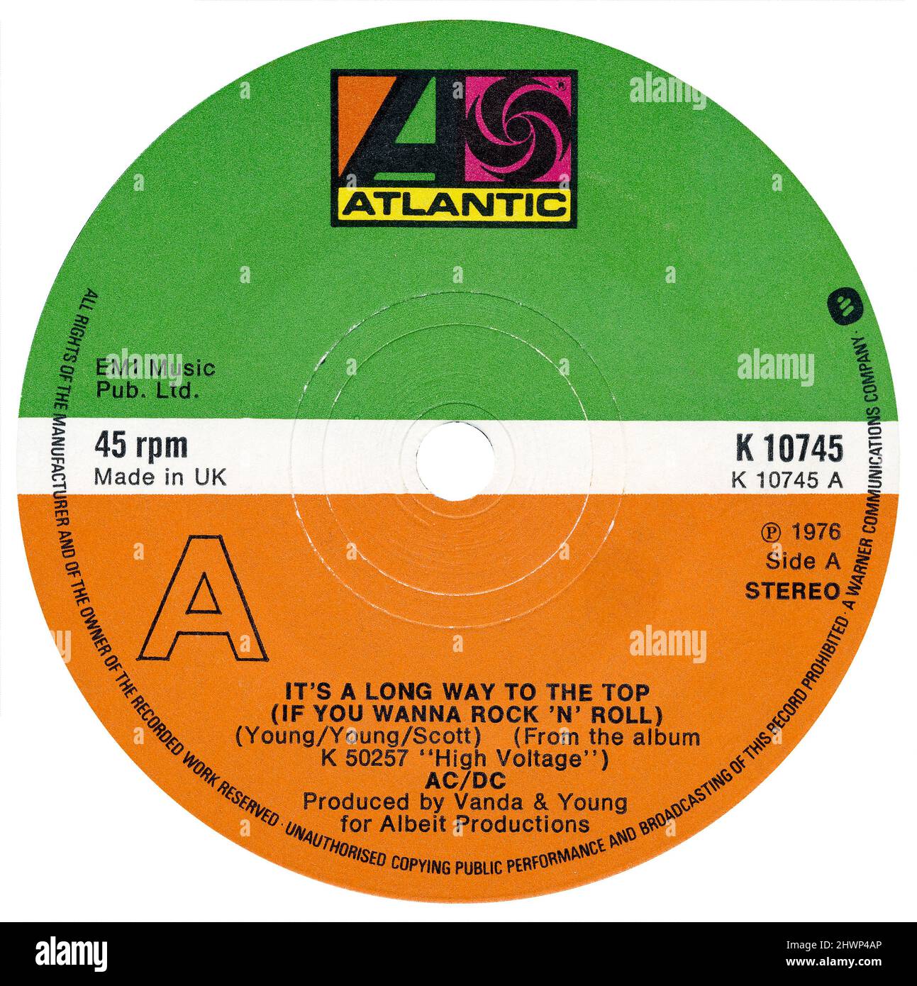 45 RPM 7' label britannique de It's A long Way to the Top (If You Wanna Rock 'n' Roll) par AC/DC. Écrit par Angus Young, Malcolm Young et bon Scott et produit par Harry Vanda et George Young. Publié en avril 1976 sur Atlantic Records. Banque D'Images