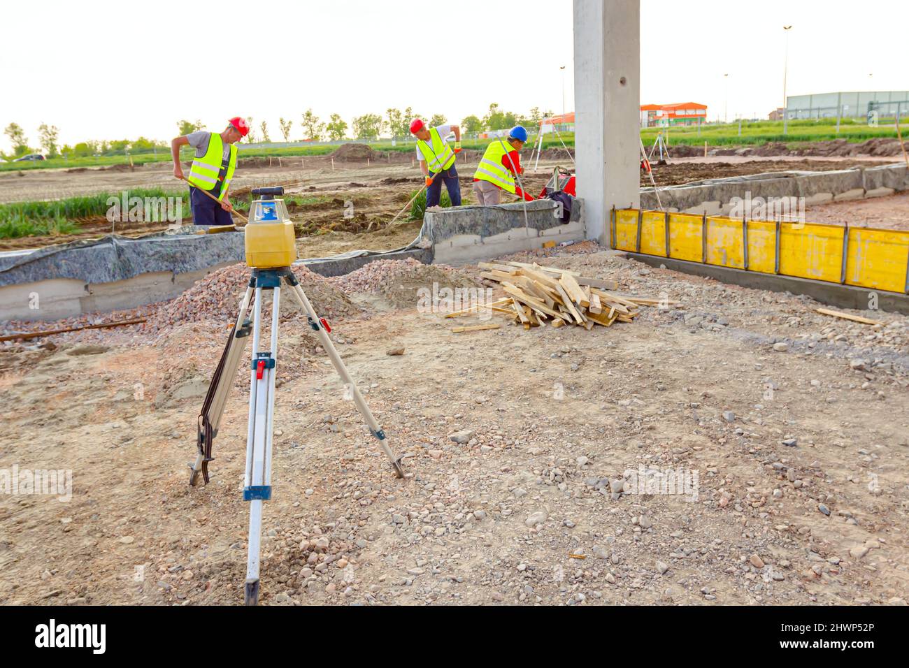 Centre Total appareil sur trépied avec laser pour la mise à niveau d'autres périphériques au niveau du site de construction. Banque D'Images