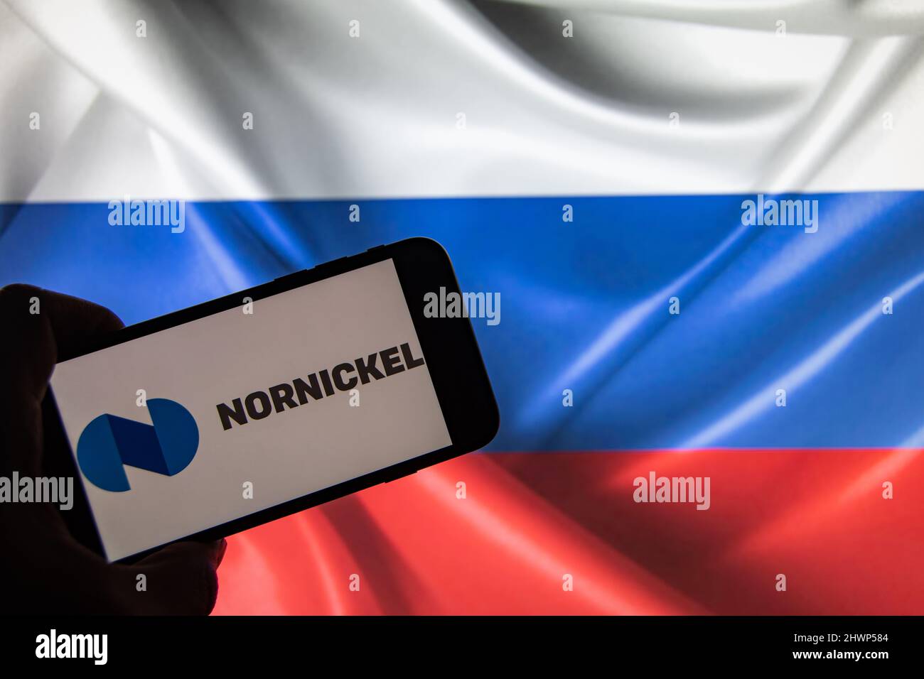 Rheinbach, Allemagne 4 mars 2022, le logo de la société minière 'Nornickel' sur l'affichage d'un smartphone (en particulier le logo de la marque) Banque D'Images