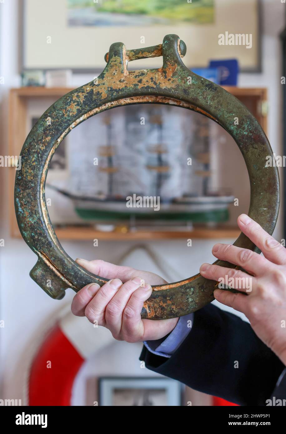 Halle, Allemagne. 03rd mars 2022. Matthias Maurer, président de la Felix Graf von Luckner Society, se dresse avec un hublot récupéré du 'Seeadler' dans le musée Luckner. Les amateurs de marine et d'histoire de la société de Halle veulent récupérer les restes du navire du légendaire 'sea Devil' des mers du Sud. Jusqu'au naufrage en 1917 au large de l'île de Mopelia, le majestueux trois-maître était sous le commandement de Felix Graf von Luckner (1881-1966). Credit: Jan Woitas/dpa-Zentralbild/dpa/Alay Live News Banque D'Images