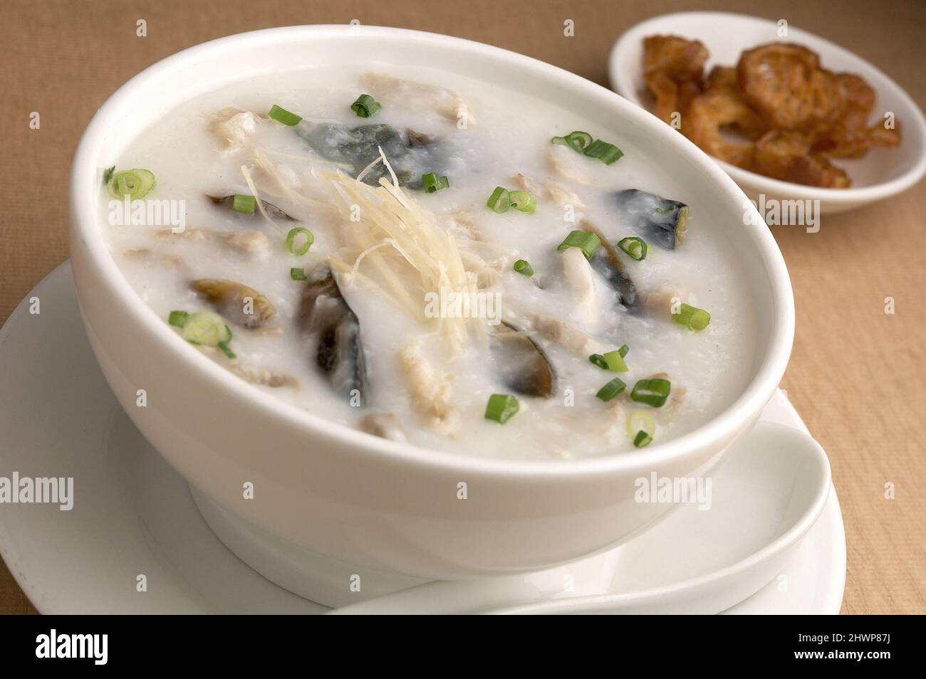 Congee avec des huîtres séchées et des œufs Century Banque D'Images