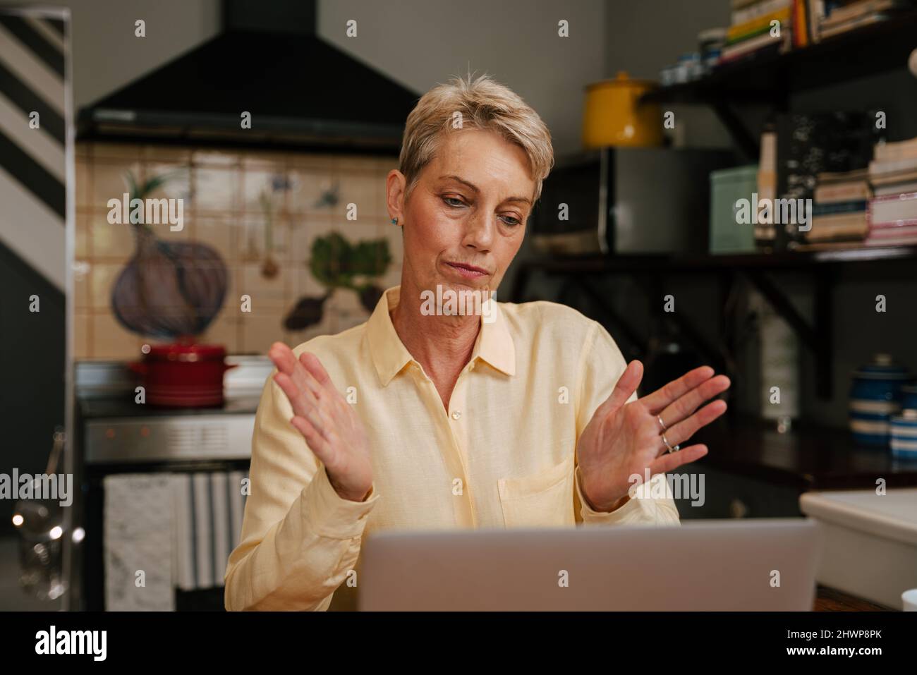 femme d'affaires âgée qui parle pendant un appel professionnel Banque D'Images