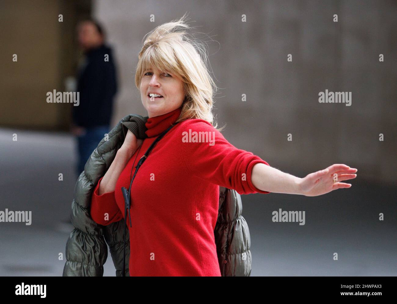 Rachel Johnson, journaliste, présentatrice de télévision et auteure, arrive aux studios de la BBC. Elle apparaît fréquemment sur des groupes de discussion politique. Banque D'Images