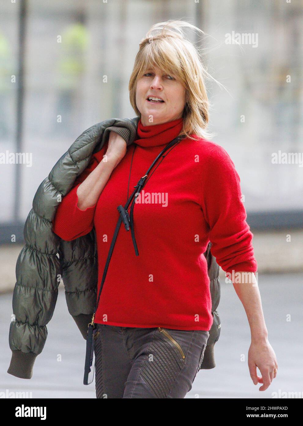 Rachel Johnson, journaliste, présentatrice de télévision et auteure, arrive aux studios de la BBC. Elle apparaît fréquemment sur des groupes de discussion politique. Banque D'Images