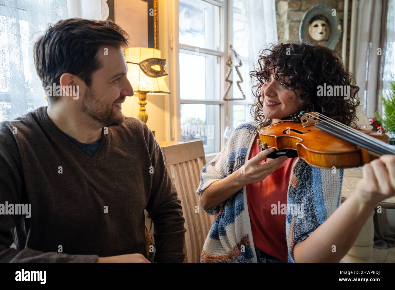 Professeur de violon aidant une femme étudiante à la maison Banque D'Images