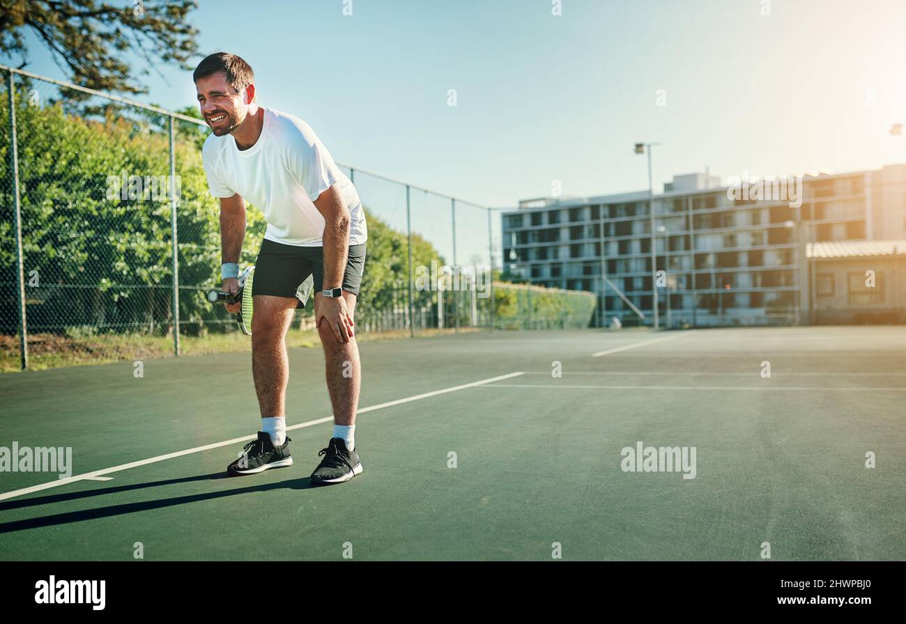 La nature sprint, arrêt et pivot du tennis peut causer des blessures. Photo  d'un jeune homme sportif tenant son genou en douleur tout en jouant au  tennis Photo Stock - Alamy