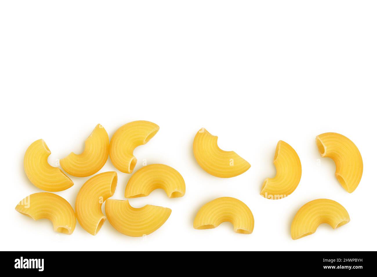 pâtes macaroni crues isolées sur fond blanc avec passe-cheveux et pleine profondeur de champ.Vue de dessus avec espace de copie pour votre texte .Pose à plat Banque D'Images