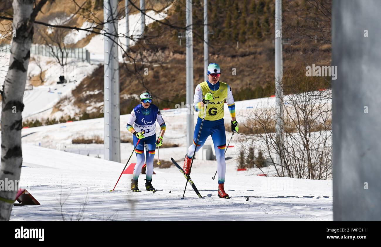 Zhangjiakou, province chinoise du Hebei. 7th mars 2022. Linn Kazmaier (L),  d'Allemagne, avec son guide Florian Baumann, participe à la compétition de  ski de fond classique de longue distance pour femmes, tenue