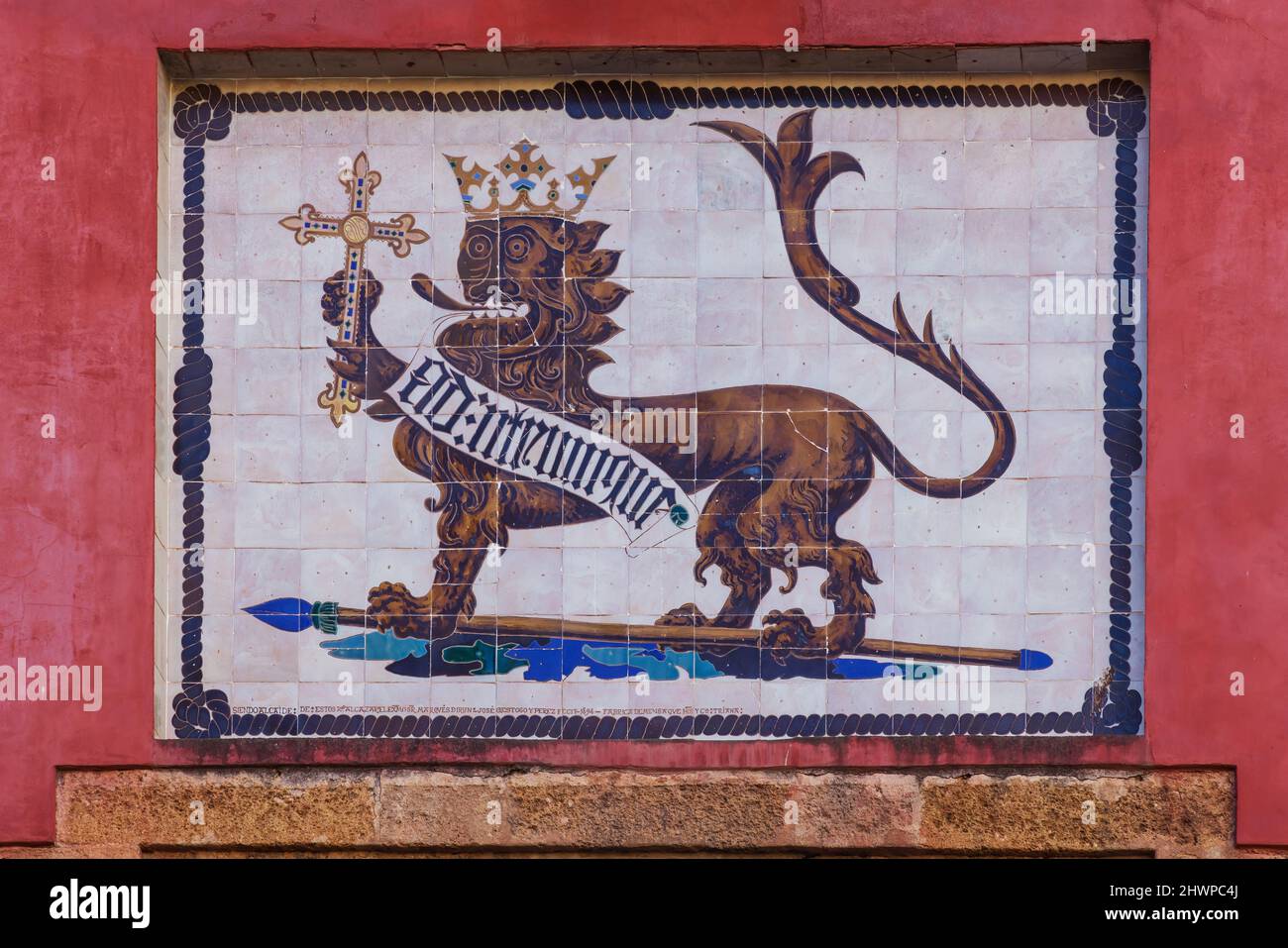 La bannière du lion au-dessus de la porte du lion à l'entrée de l'Alcazar à Séville. La bannière lit ad utumque: Prêt pour l'une ou l'autre alternative Banque D'Images