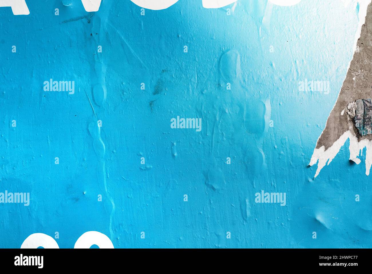 Papier poster bleu déchiré et déchiré sur le mur comme fond de gringe, motifs urbains et textures Banque D'Images