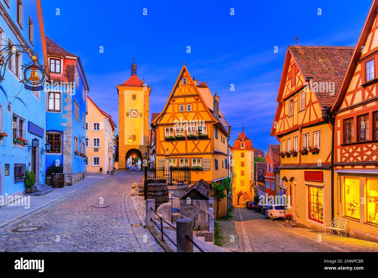 Rothenburg ob der Tauber, Bavière, Allemagne. Ville médiévale de Rothenburg la nuit. Plonlein (petite place) et les deux tours du mur de la vieille ville. Banque D'Images