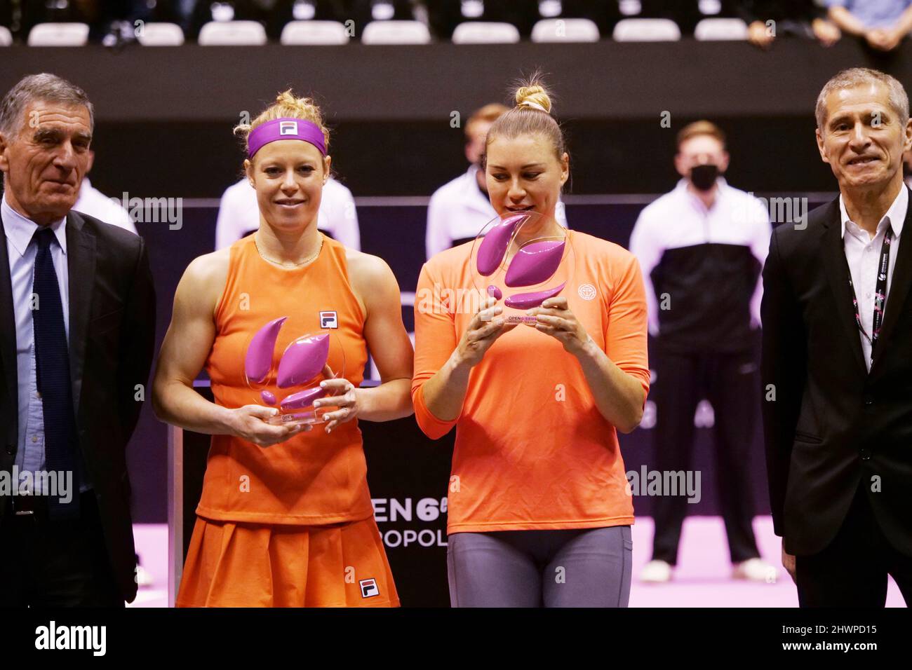 Laura Siegemund (GER), Vera Zvonareva fêtez après avoir gagné Alicia Barnett, Olivia Nicholls (GBR) lors de la Double finale de l'Open 6ème sens, Métropole de Lyon 2022, WTA 250 tournoi de tennis le 6 mars 2022 au Palais des Sports de Gerland à Lyon, France - photo Patrick Cannaux / DPPI Banque D'Images