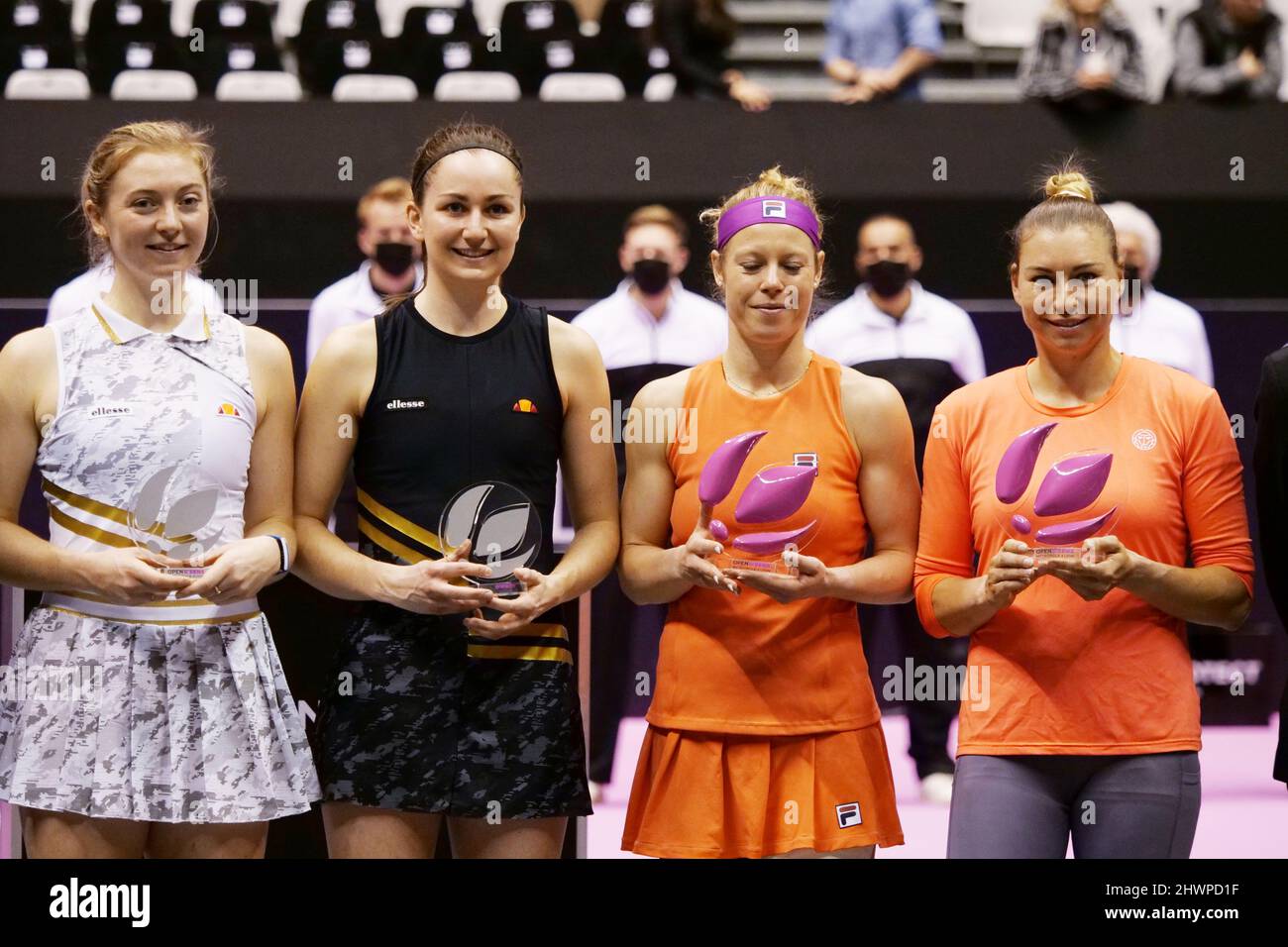 Laura Siegemund (GER), Vera Zvonareva fêtez après avoir gagné Alicia Barnett, Olivia Nicholls (GBR) lors de la Double finale de l'Open 6ème sens, Métropole de Lyon 2022, WTA 250 tournoi de tennis le 6 mars 2022 au Palais des Sports de Gerland à Lyon, France - photo Patrick Cannaux / DPPI Banque D'Images