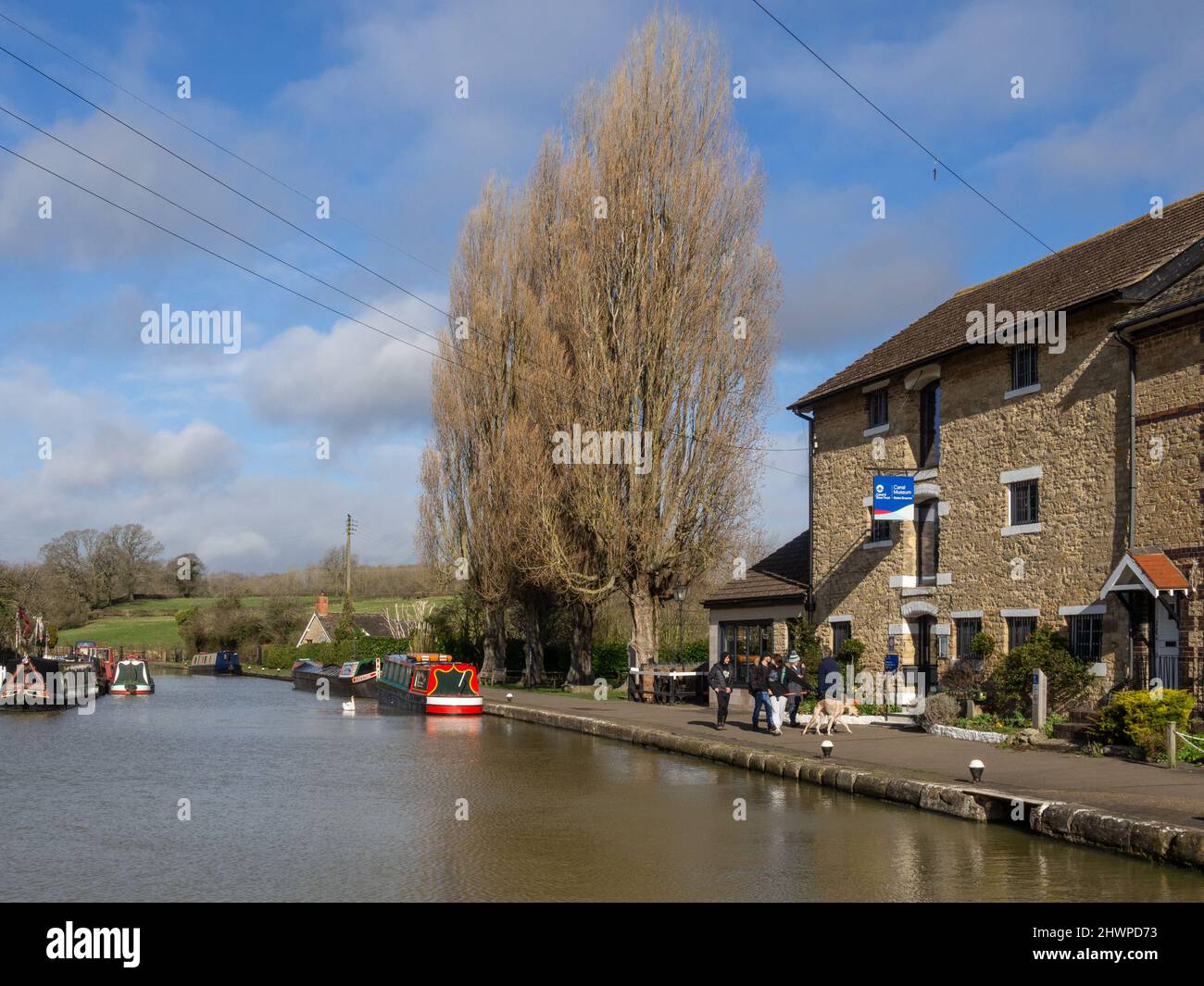 Une journée d'hiver froide mais ensoleillée sur le canal de Grand Union à Stoke Bruerne, Northamptonshire, Royaume-Uni Banque D'Images