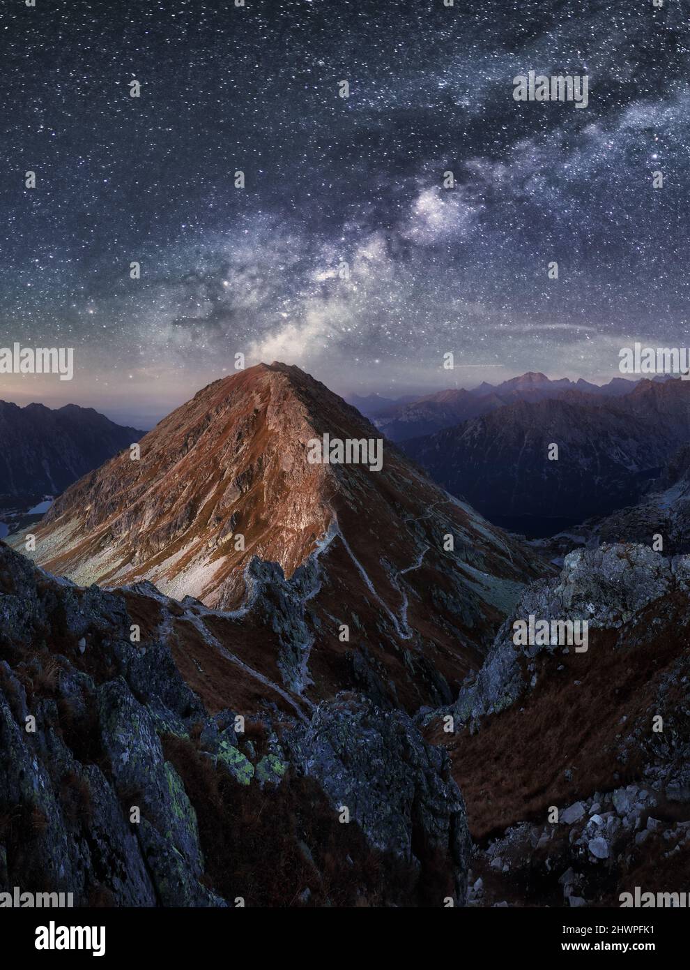 Pic de montagne avec belle voie de Milke la nuit, Slovaquie - Tatras Banque D'Images