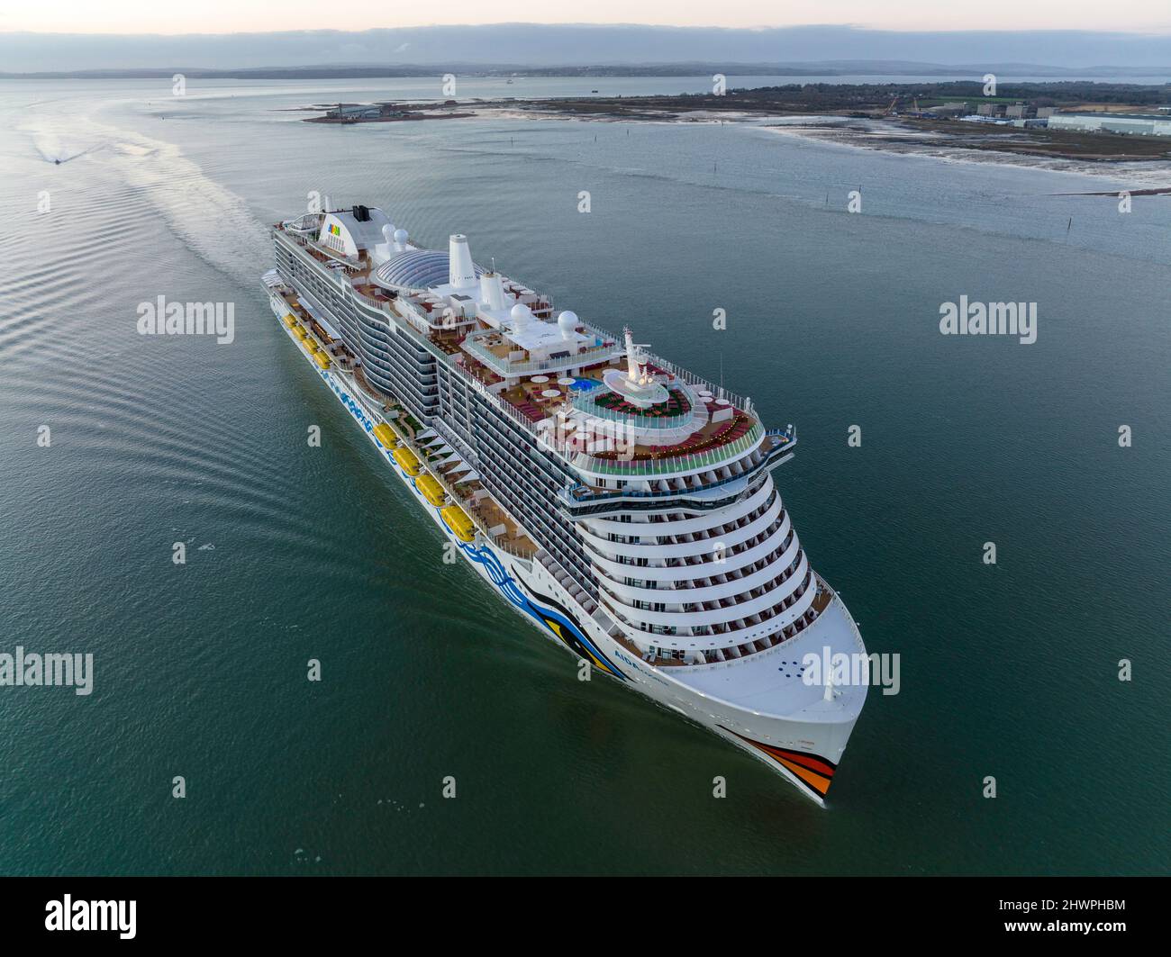 Bateau de croisière AIDAcosma d'AIDA Cruises, arrivant au port de Southampton. Banque D'Images