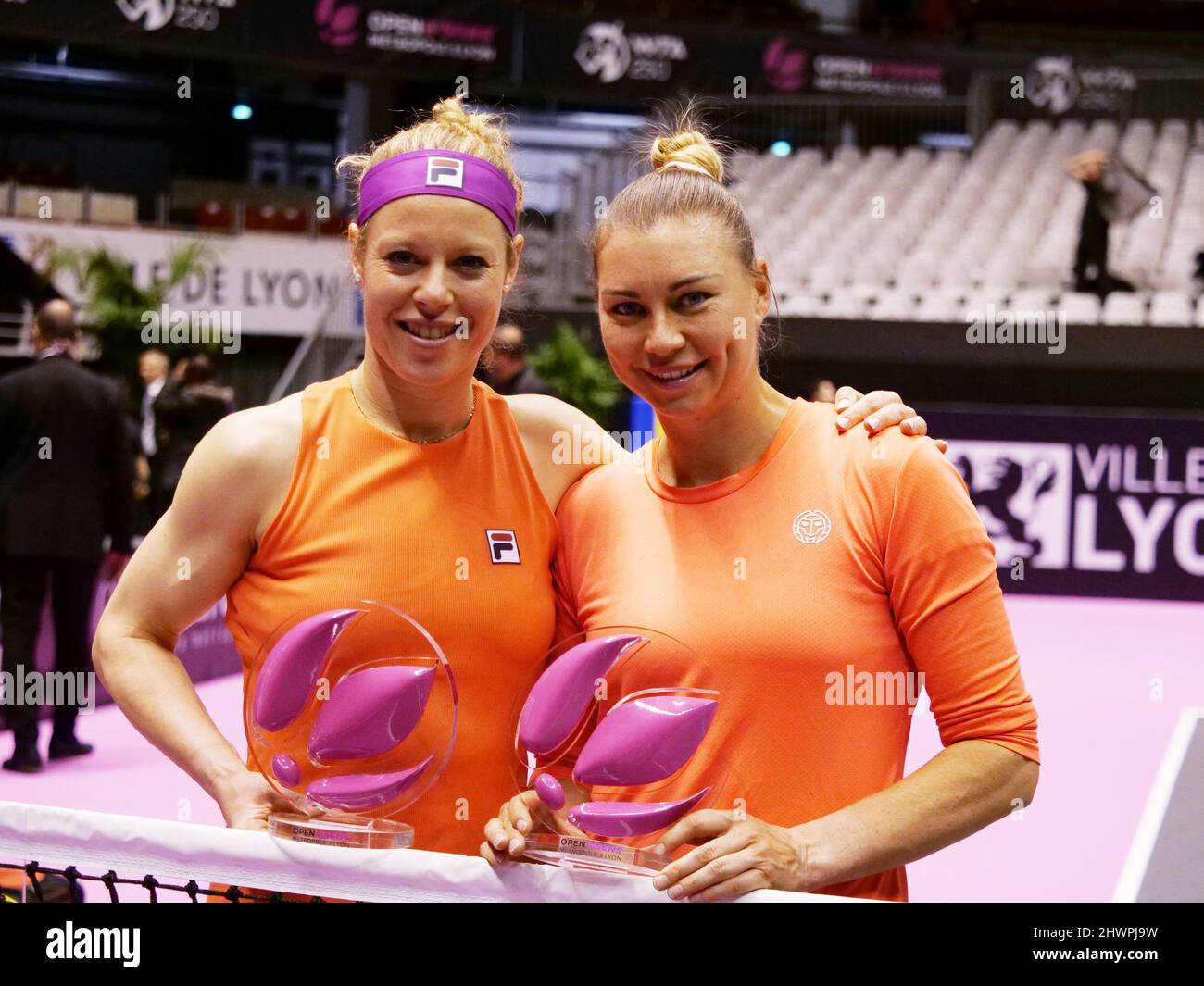 Laura Siegemund (GER), Vera Zvonareva fêtez après avoir remporté la victoire contre Alicia Barnett, Olivia Nicholls (GBR) lors de la double finale du tournoi Open 6eme sens, Metropole de Lyon 2022, WTA 250 le 6 mars 2022 au Palais des Sports de Gerland à Lyon, France - photo : Patrick Cannaux/DPPI/LiveMedia Banque D'Images