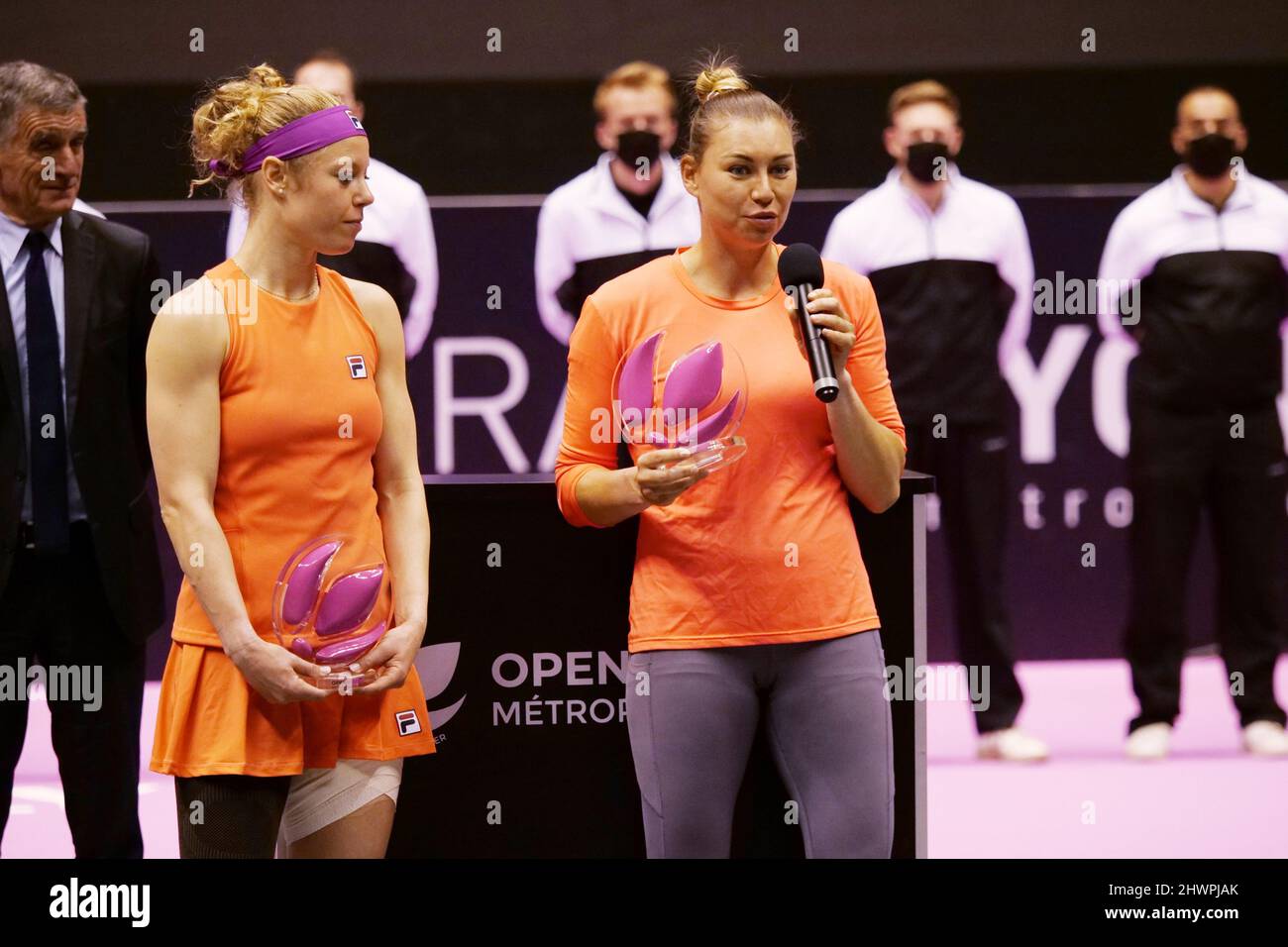 Laura Siegemund (GER), Vera Zvonareva fêtez après avoir remporté la victoire contre Alicia Barnett, Olivia Nicholls (GBR) lors de la double finale du tournoi Open 6eme sens, Metropole de Lyon 2022, WTA 250 le 6 mars 2022 au Palais des Sports de Gerland à Lyon, France - photo : Patrick Cannaux/DPPI/LiveMedia Banque D'Images