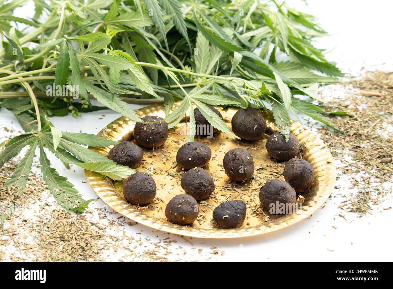 Bhaang Ki Goli ou Bhang Ka Gola est fait de balles comestibles de fines  herbes en pâte de feuilles de cannabis et est consommé spécialement au  Festival indien Holi Photo Stock -