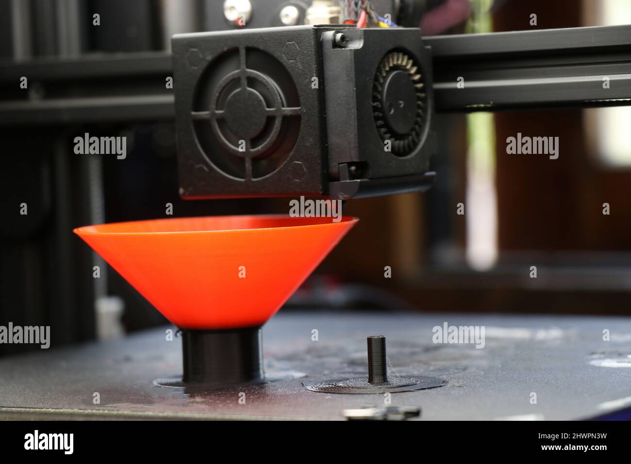 3D imprimante en cours d'impression d'un haut-parleur entièrement fonctionnel pour le remplacement de haut-parleurs cassés sur certains appareils audio électroniques Banque D'Images