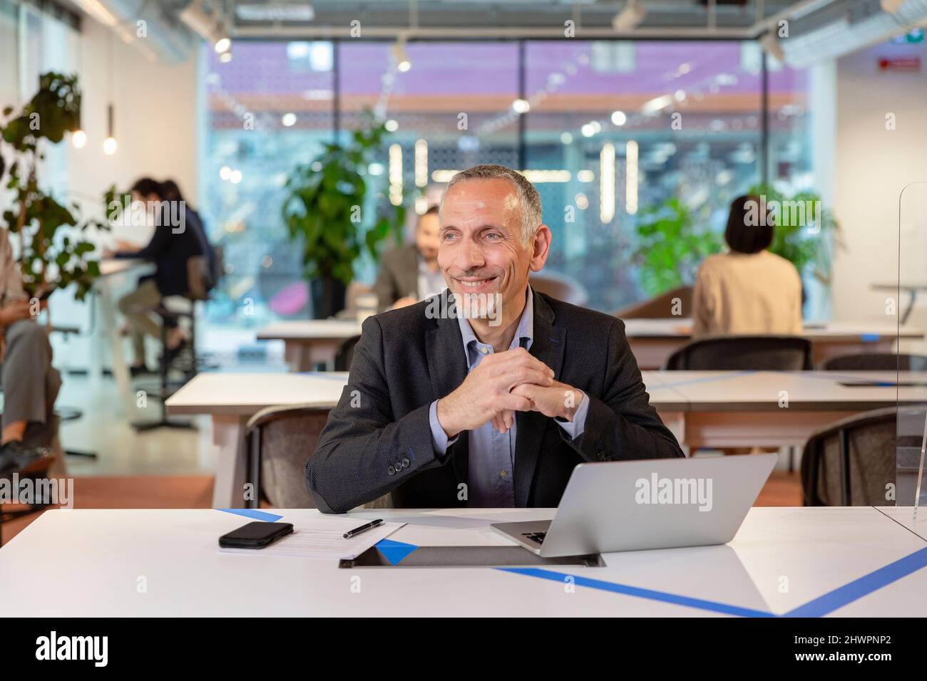 Manager contemplatif avec ordinateur portable au bureau Banque D'Images