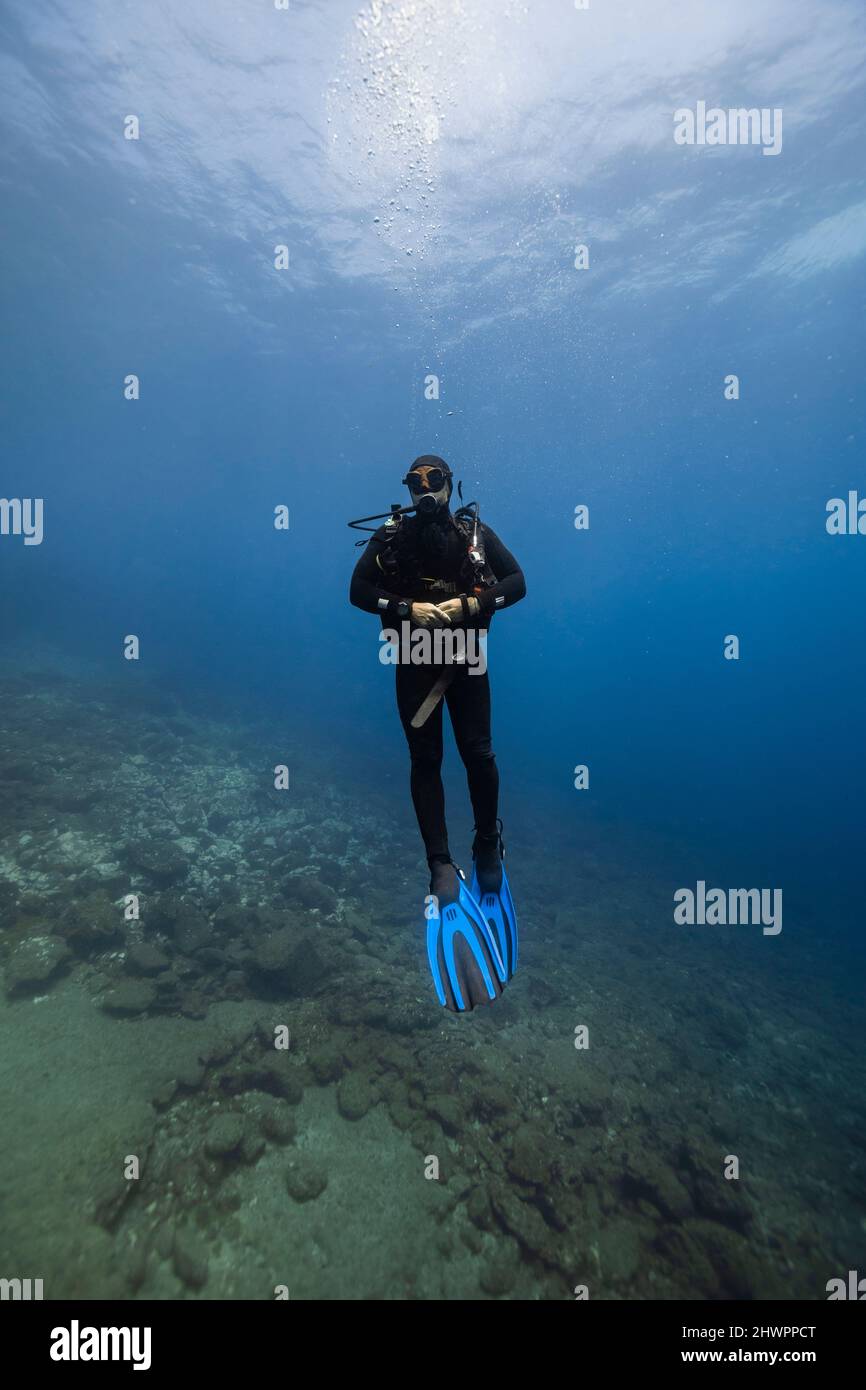 Jeune homme portant du matériel de plongée sous-marin Banque D'Images