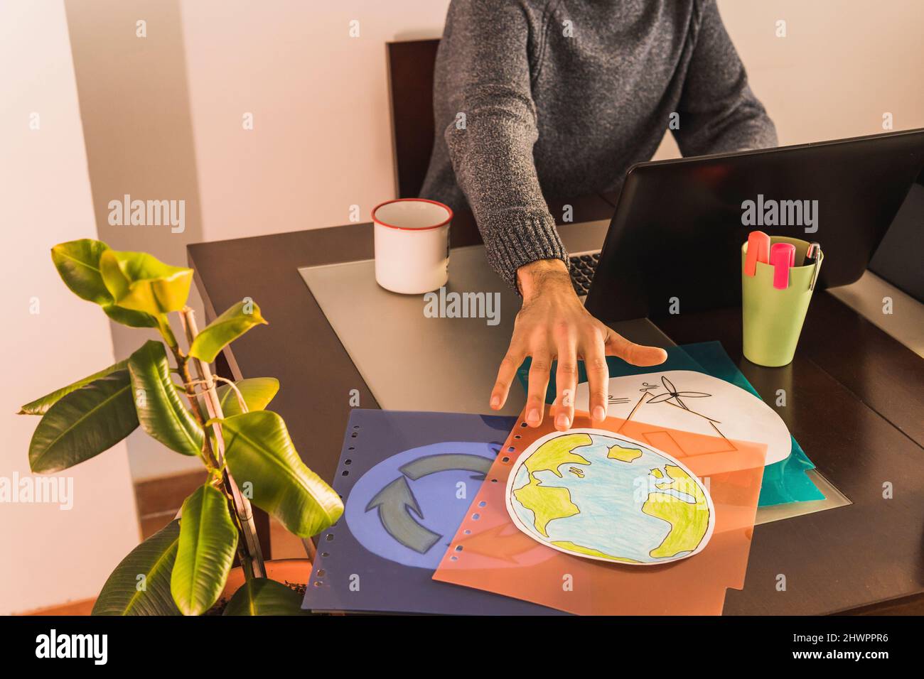 Homme d'affaires avec ordinateur portable pour dessiner des cartes du monde sur le bureau dans un petit bureau Banque D'Images