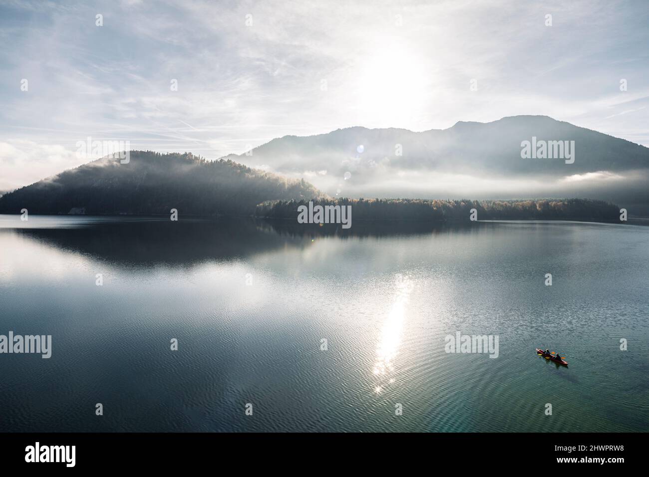 Kayak sur le lac de Sylvenstein, Bavière, Allemagne Banque D'Images