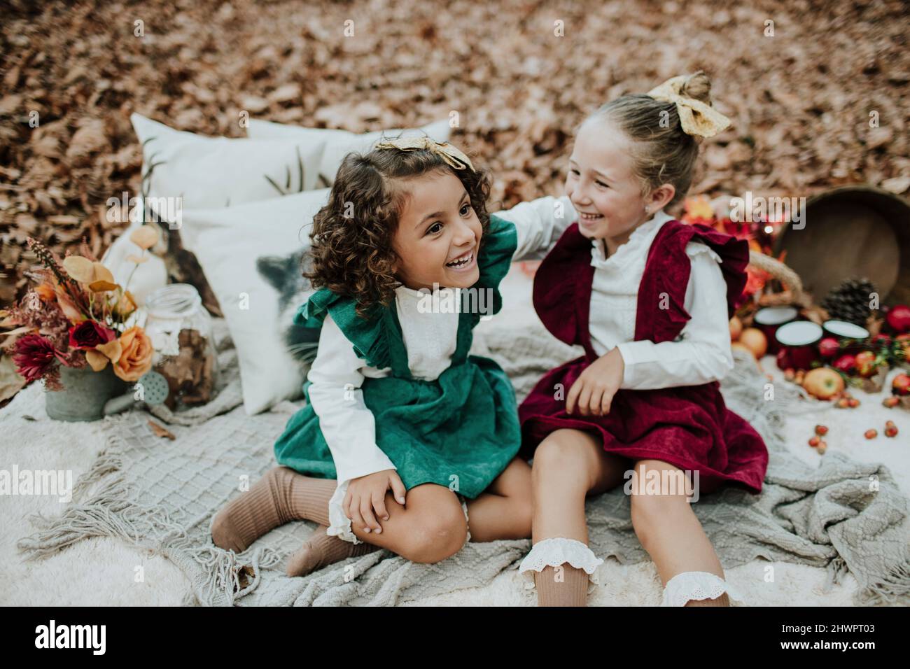 Les filles rient dans la forêt d'automne à Noël Banque D'Images