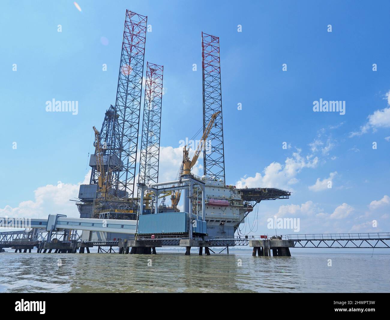 Sheerness, Kent, Royaume-Uni. 7th mars 2022. Il a été révélé qu'une plate-forme de levage / barge sera installée sur l'épave de cargaison historique SS Richard Montgomery's WW2 afin de couper les mâts en juin par Briggs Marine, selon un article publié par Ocean Sailor Magazine (daté du 1 mars). Briggs s'est vu attribuer un contrat de £5million par le gouvernement britannique pour l'œuvre [PHOTO DE FICHIER un engin de forage de gros plan à Sheerness mai 2020]. Crédit : James Bell/Alay Live News Banque D'Images