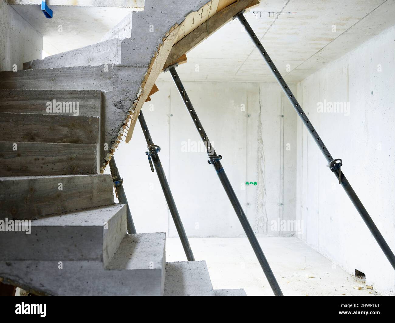 Escalier en béton soutenu par des poteaux métalliques sur le chantier de construction Banque D'Images