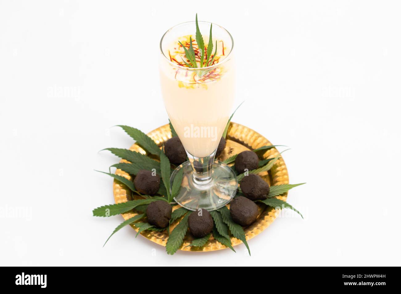Boisson indienne spéciale appelée Shahi Bhaang Thandai est une boisson fraîche infusée au cannabis à base de Bhang, lait, trempée dans des fruits secs comme les amandes Badam Pis Banque D'Images