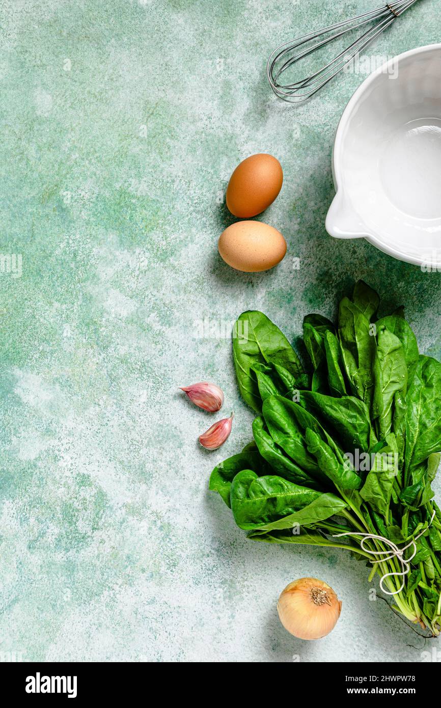 Prise de vue de studio avec bol, œuf-paille et divers légumes sur fond vert Banque D'Images