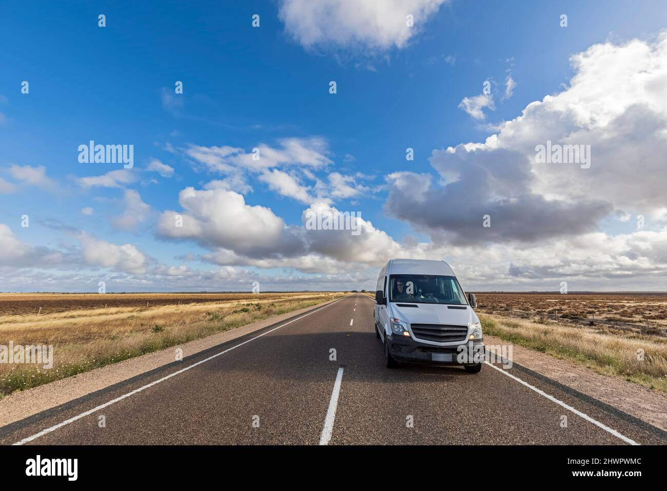 Australie, Australie méridionale, minibus longeant Princes Highway B1 Banque D'Images